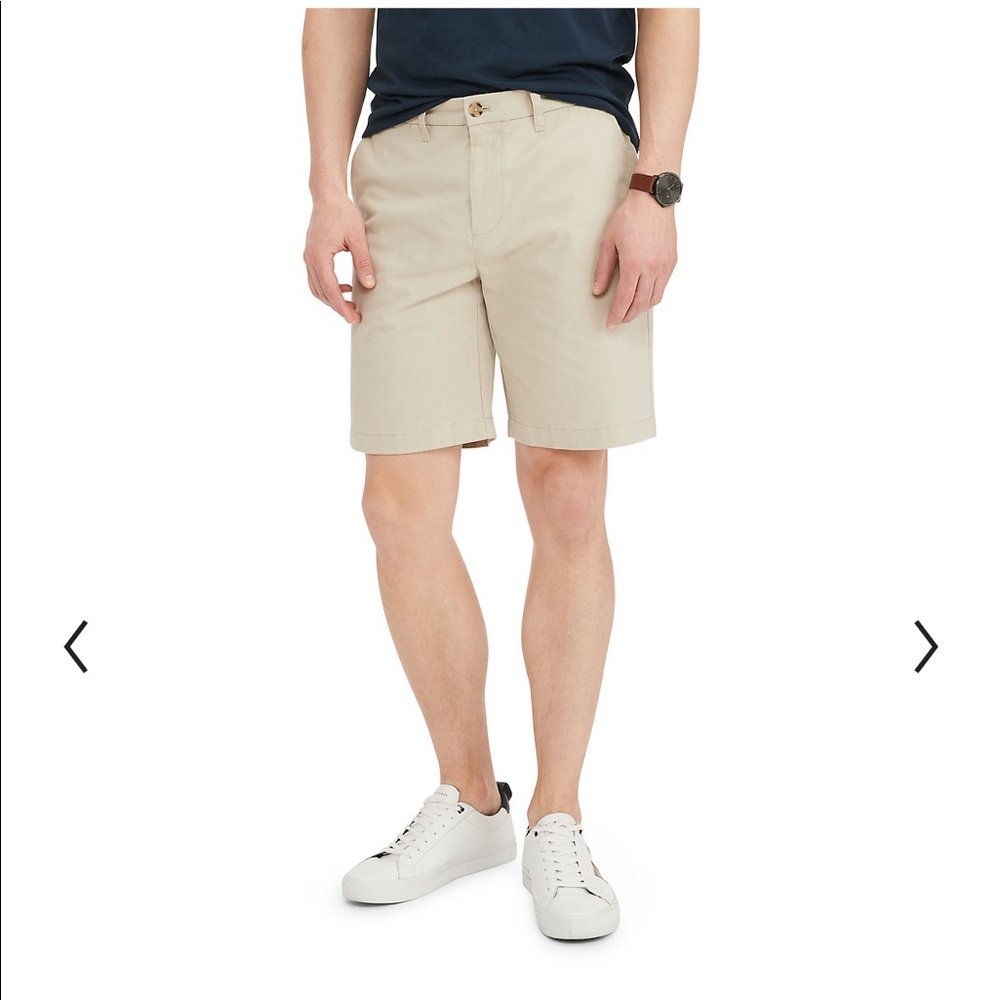 TOMMY HILFIGER Khaki Shorts Size 30 100% cotton Flat front 10” Inseam EUC